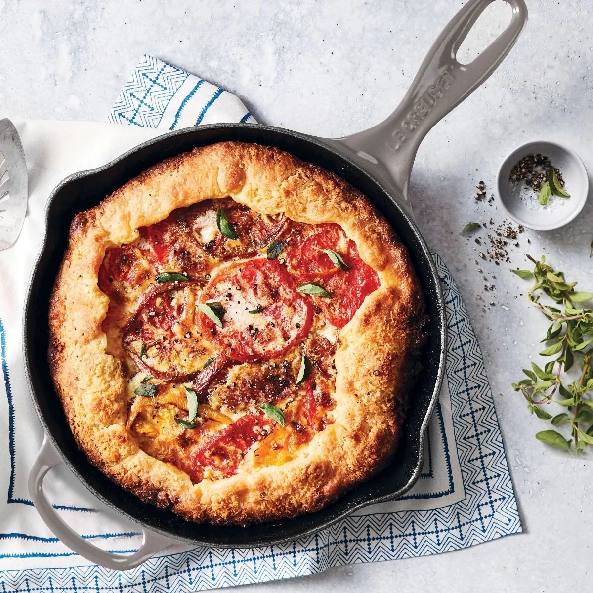 Le Creuset 9" Classic Skillet | Oyster 6 Le Creuset 9" Classic Skillet | Oyster - Image 6